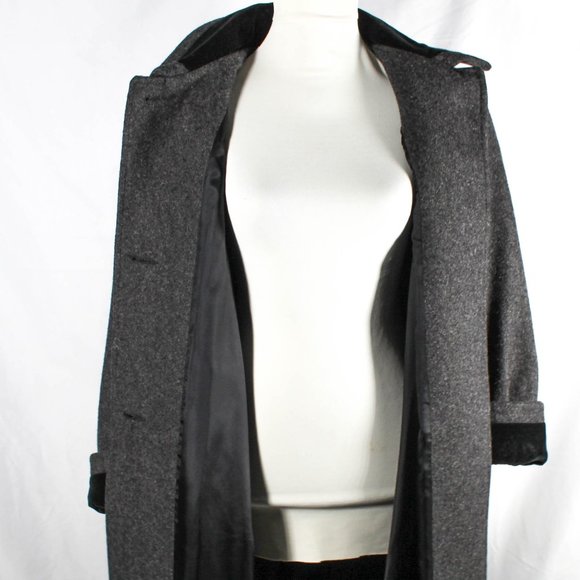 Classic New York Streetstyle Dark Gray Wool Overcoat with Velveteen Trim - Picture 6 of 8